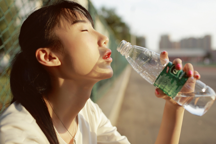 性感酥胸黑丝美女私房诱人写真 