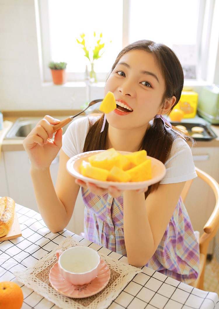 气质短发美女林鑫高清养眼写真图片 