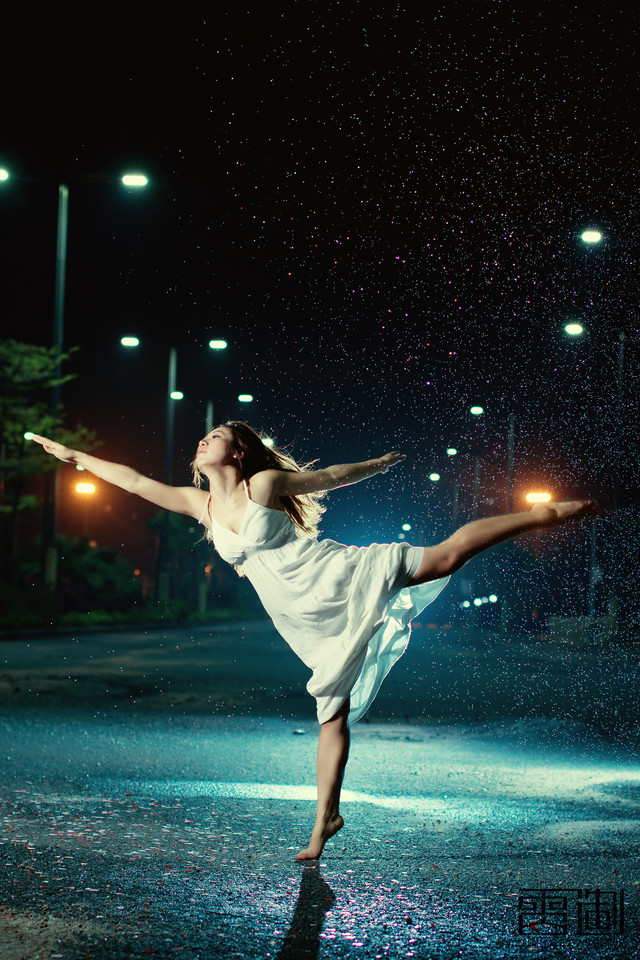 雨夜舞者湿身美臀诱惑写真 