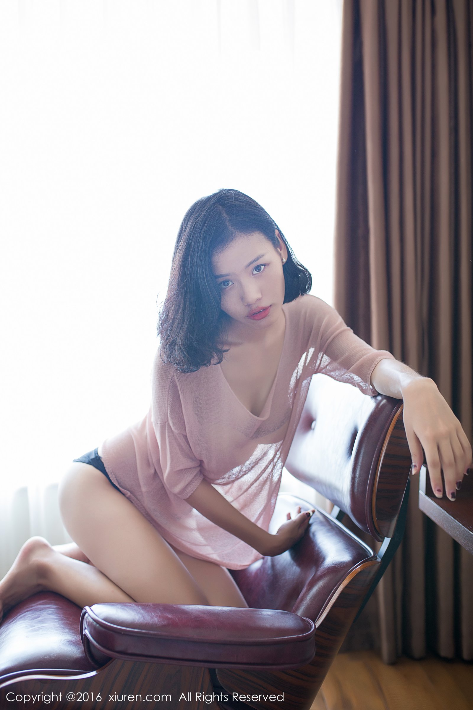 短发美女优莉Yoli居家服性感私房照 