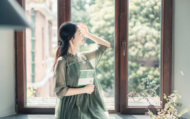 短发美女悦爷妖精性感内衣私房照图片 