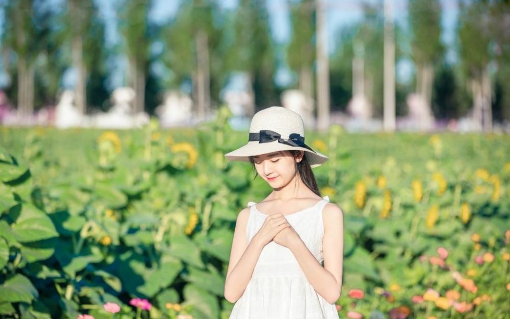 年轻的女孩死库水泳衣俏皮可爱写真 