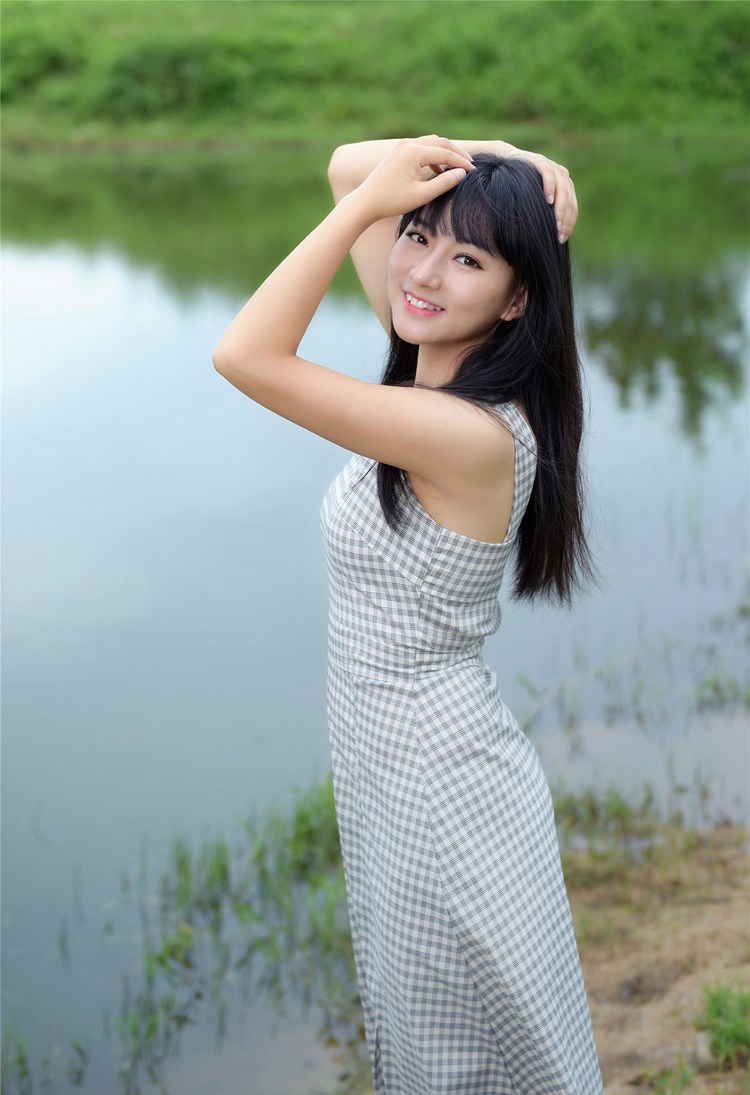 90后女模特曼苏拉娜私服生活照图片 