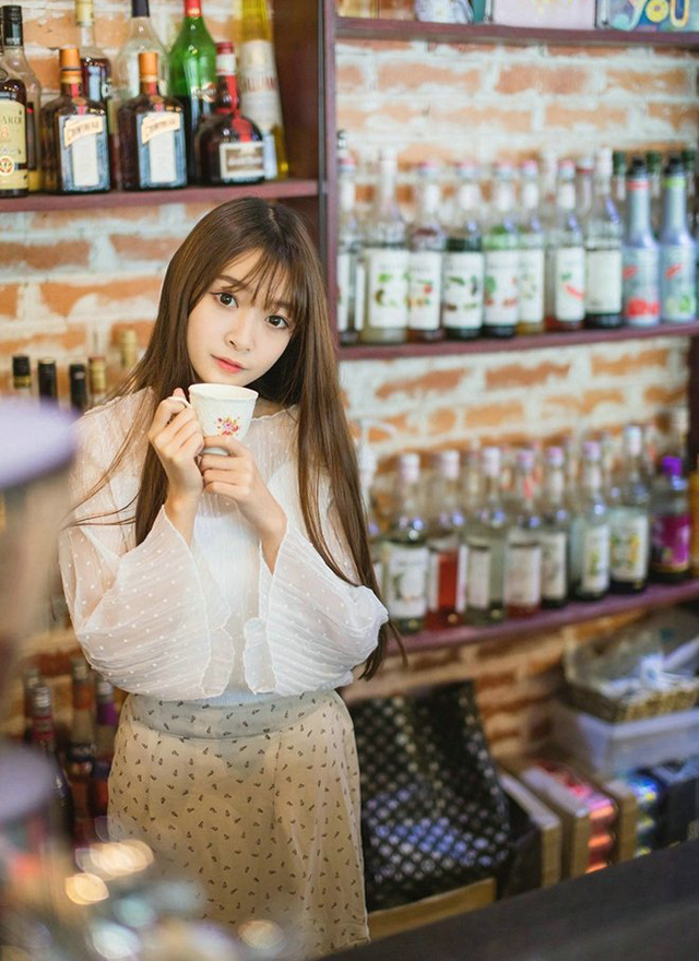 性感酥胸美女户外诱人写真 