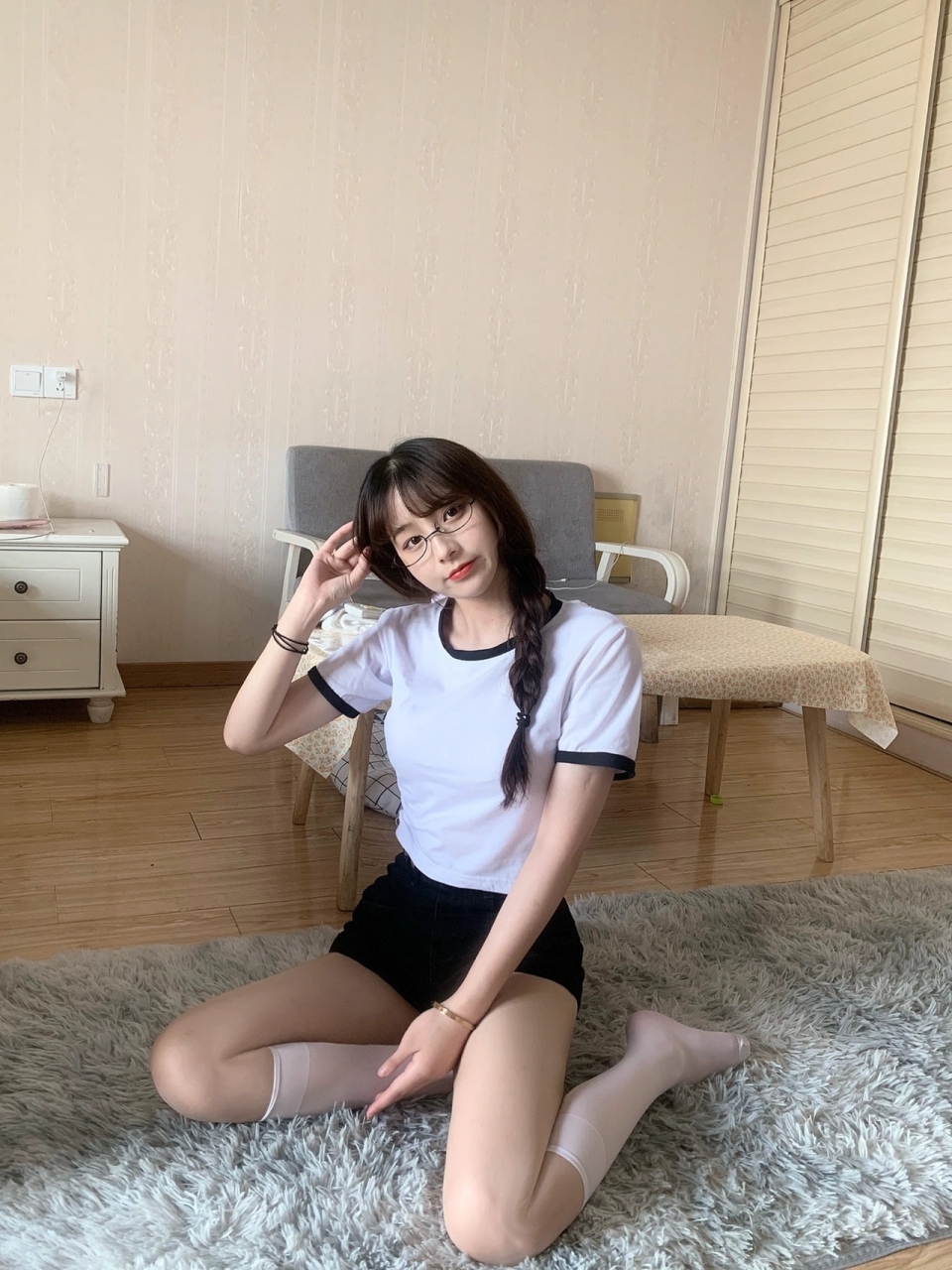 90后短发美女艾莉吊带睡衣大秀性感迷人酥胸 