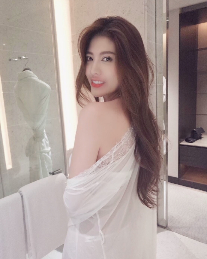 90后长发美女唐蕊性感肚兜私房照 