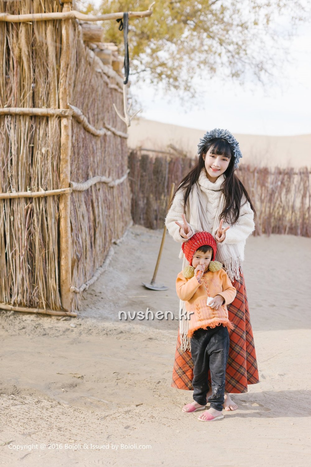 唯美清纯美女之应沙漠旅拍写真图片 