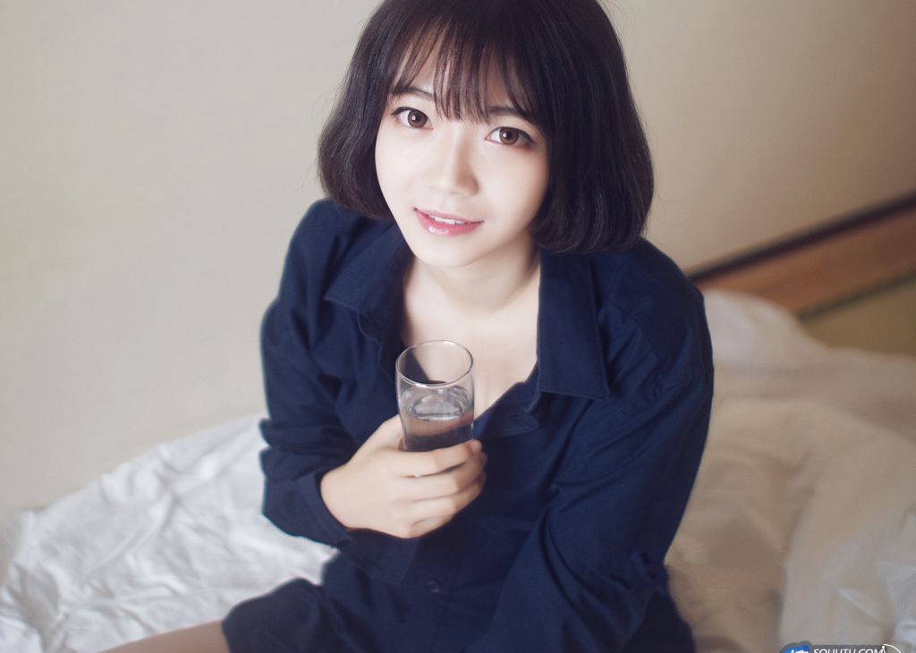 性感酥胸美女内衣湿身诱人写真 