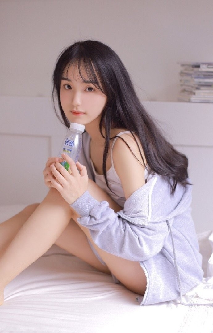 清纯美女吊带自拍性感写真 