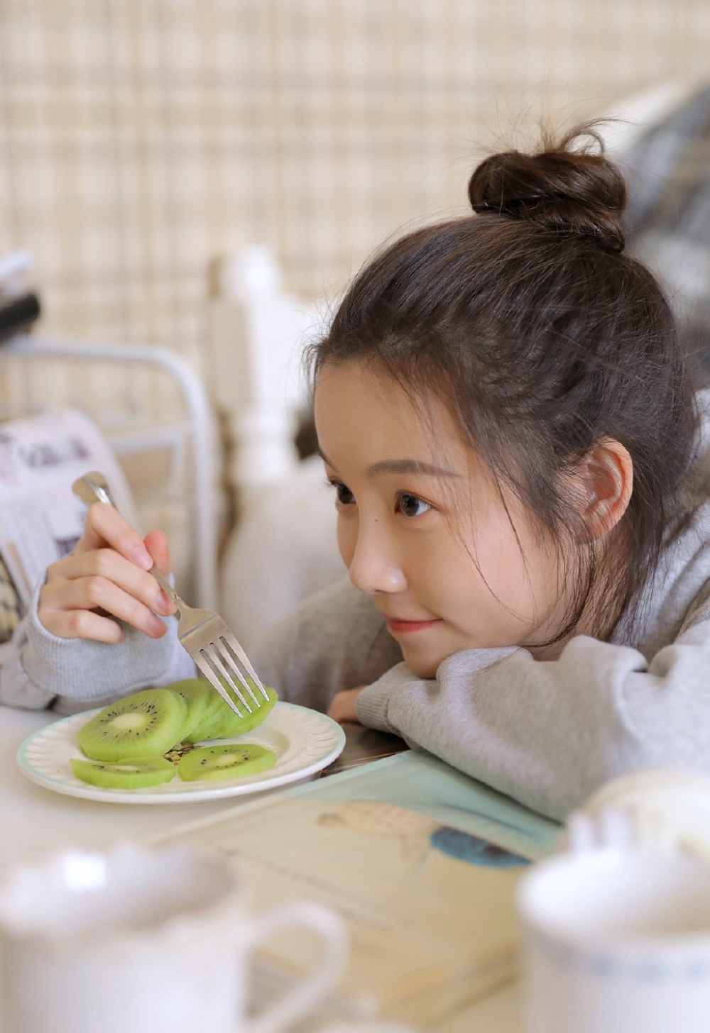 佛系少女俏皮丸子头肌肤白皙妹子图 