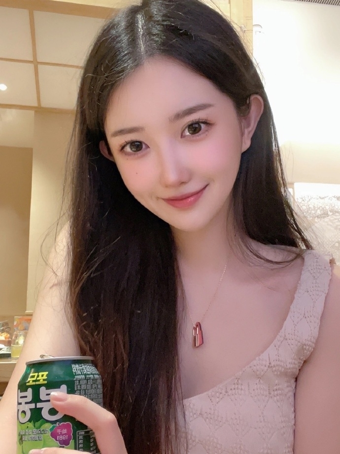 90后美女嫩模潇潇性感养眼图片 