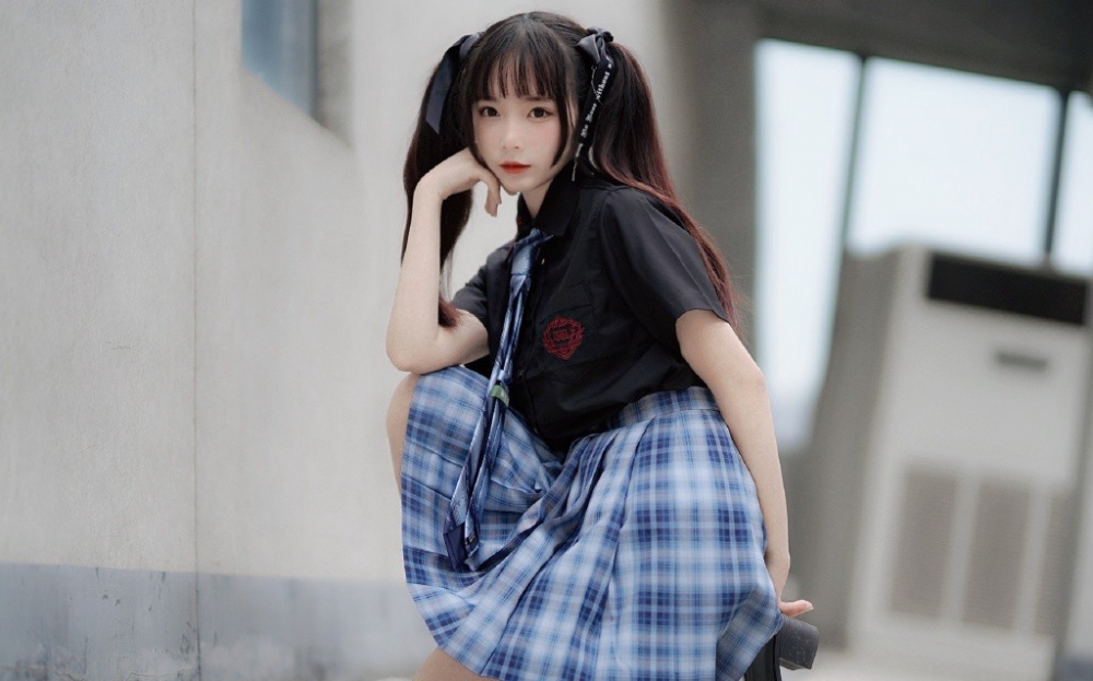 白皙双马尾JK制服美少女性感撩人写真 