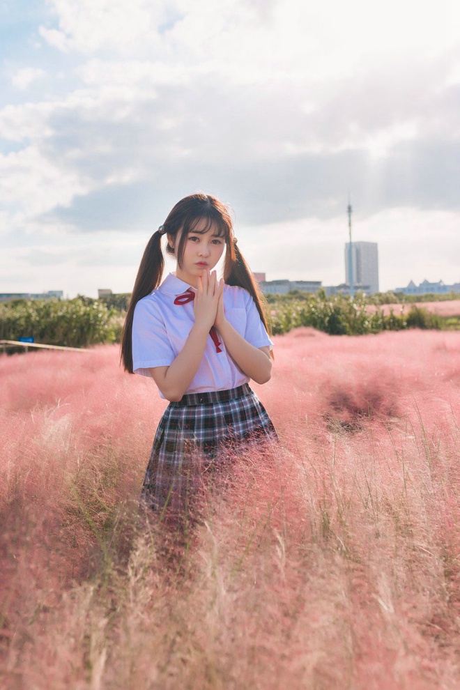 蕾丝睡衣红唇美女私房性感写真 