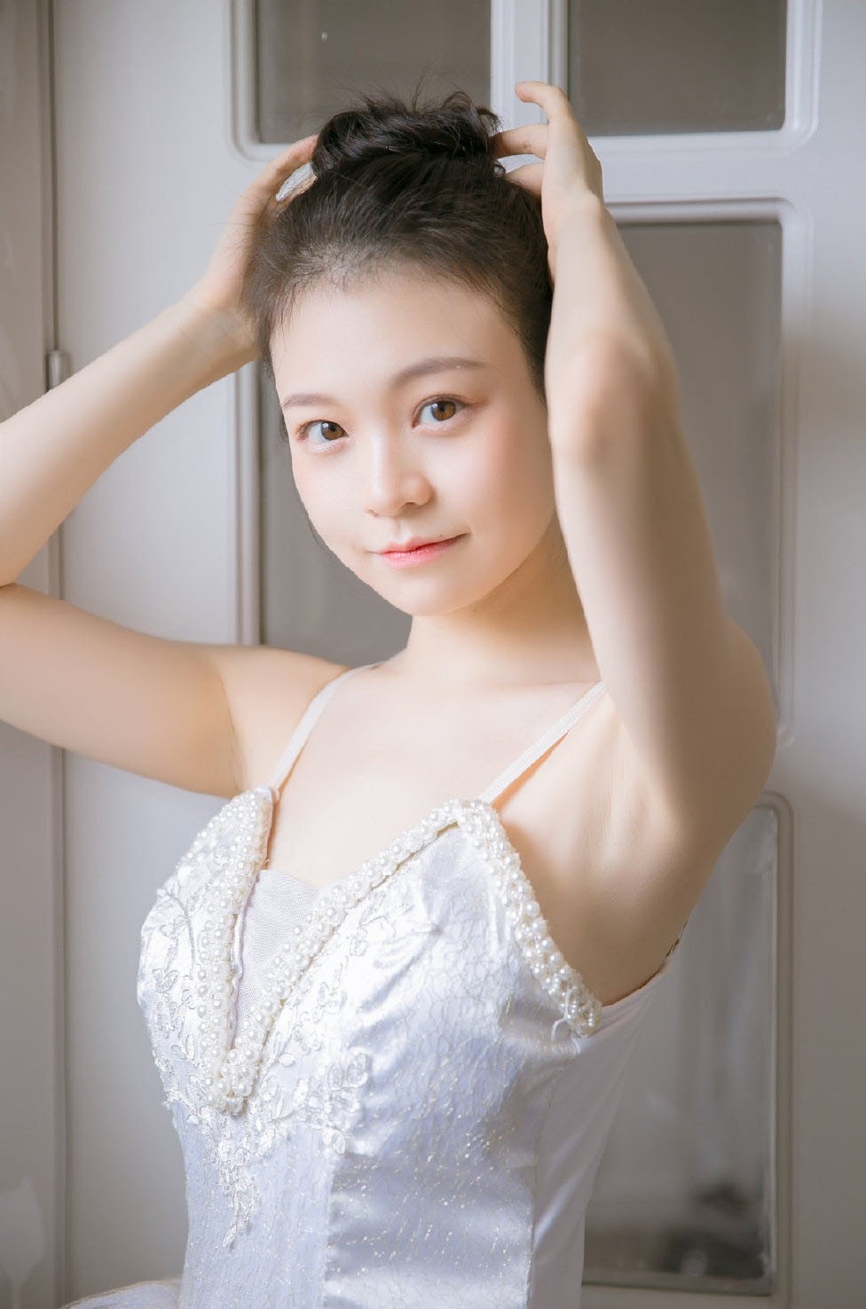 90后美女模特陈梓涵性感抚媚写真 