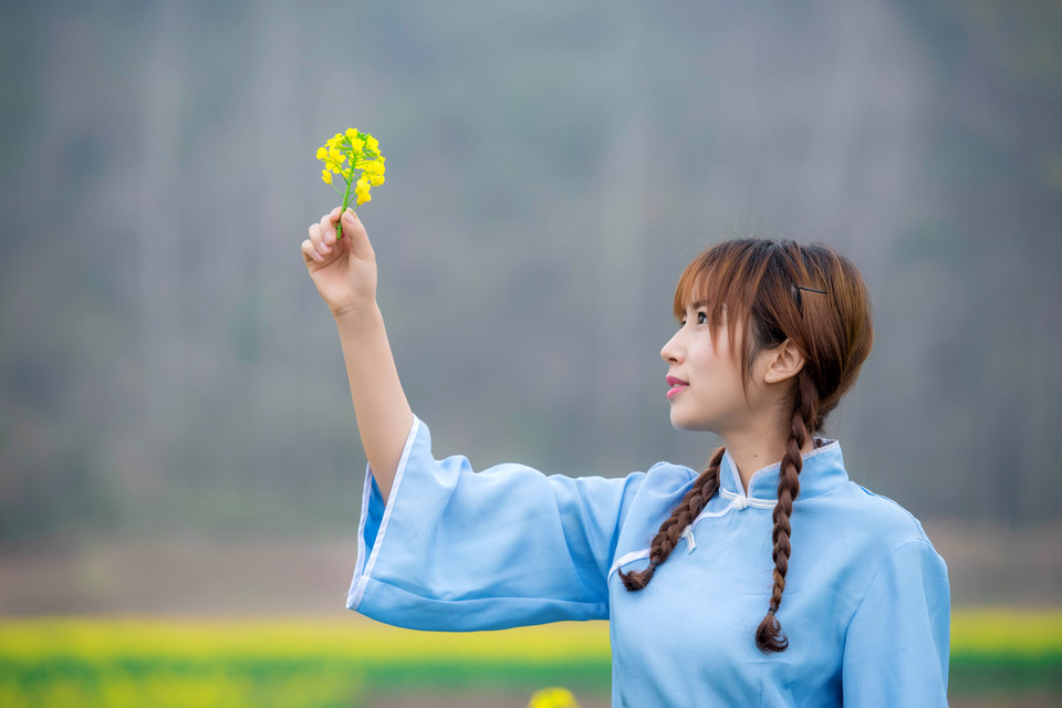 吊带短裙美眉山中真由美私房写真 