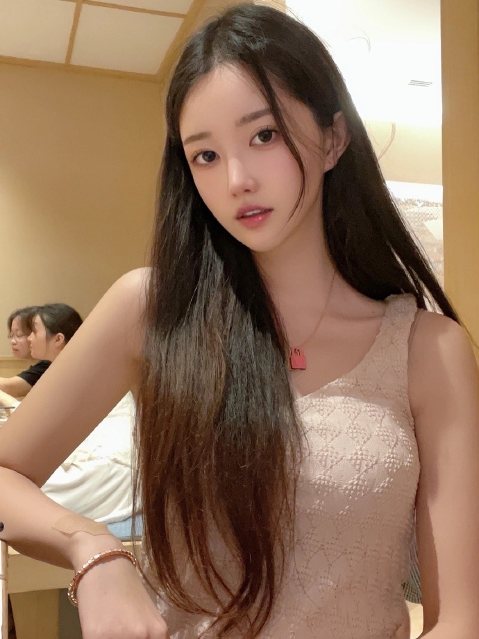 90后美女嫩模潇潇性感养眼图片 