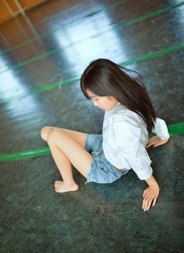 性感美女徐冬冬泳池湿身美臀酥胸写真 