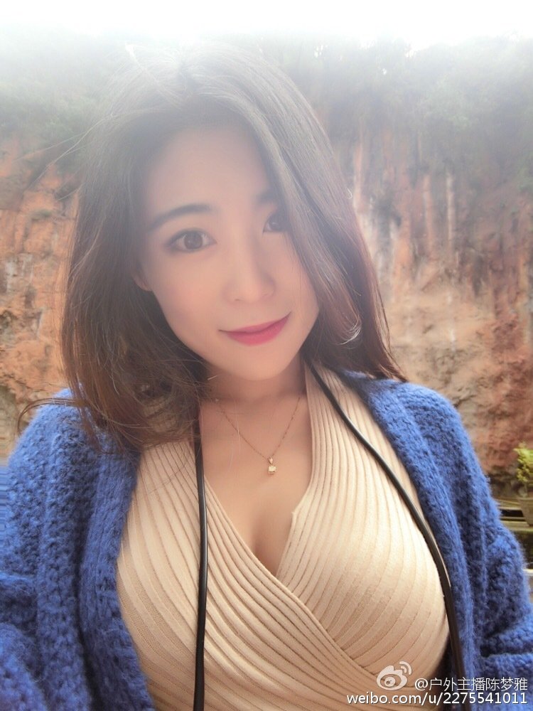 90后大胸美女陈梦雅自拍写真图片 