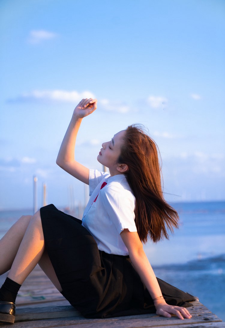 性感酥胸美女泳装户外诱人写真 