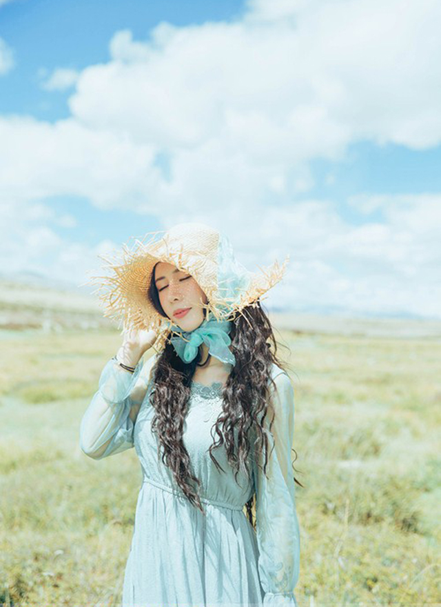 清纯美女春日泳池美臀薄纱性感写真 