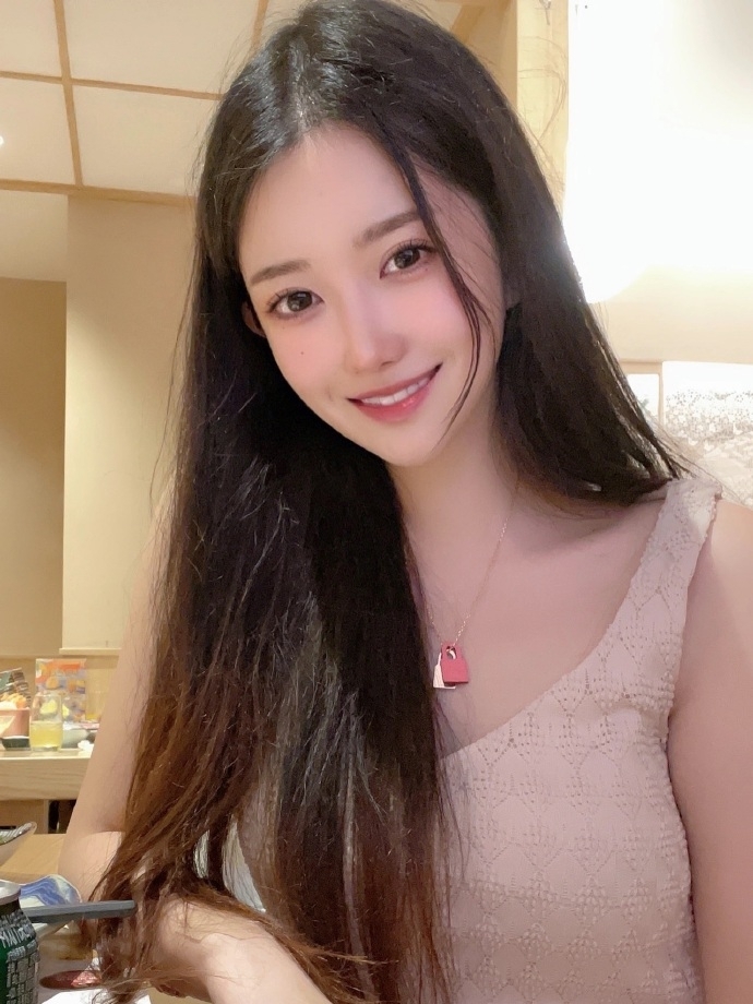 可爱黑色内衣丝袜美女性感写真 