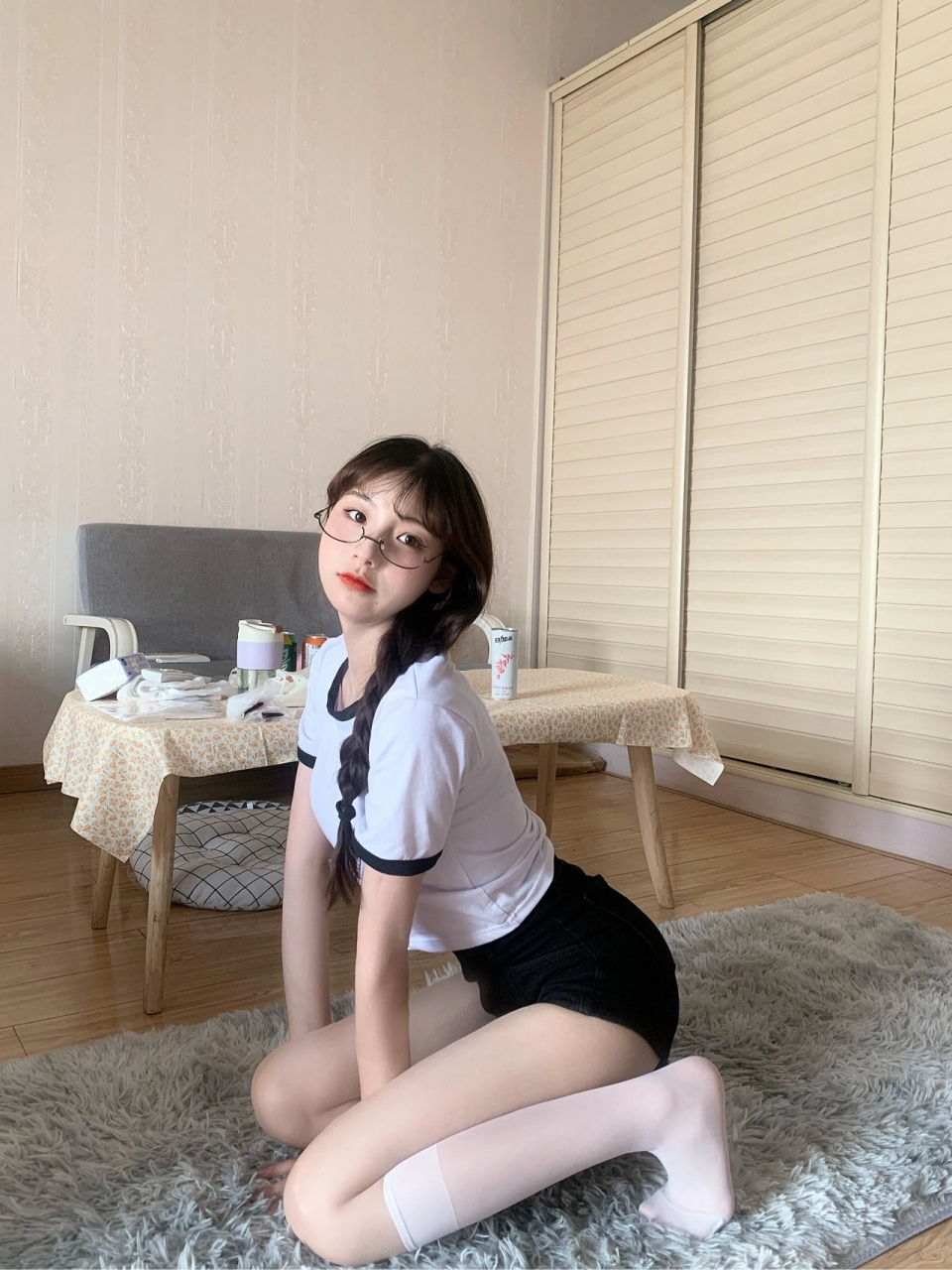 90后短发美女艾莉吊带睡衣大秀性感迷人酥胸 