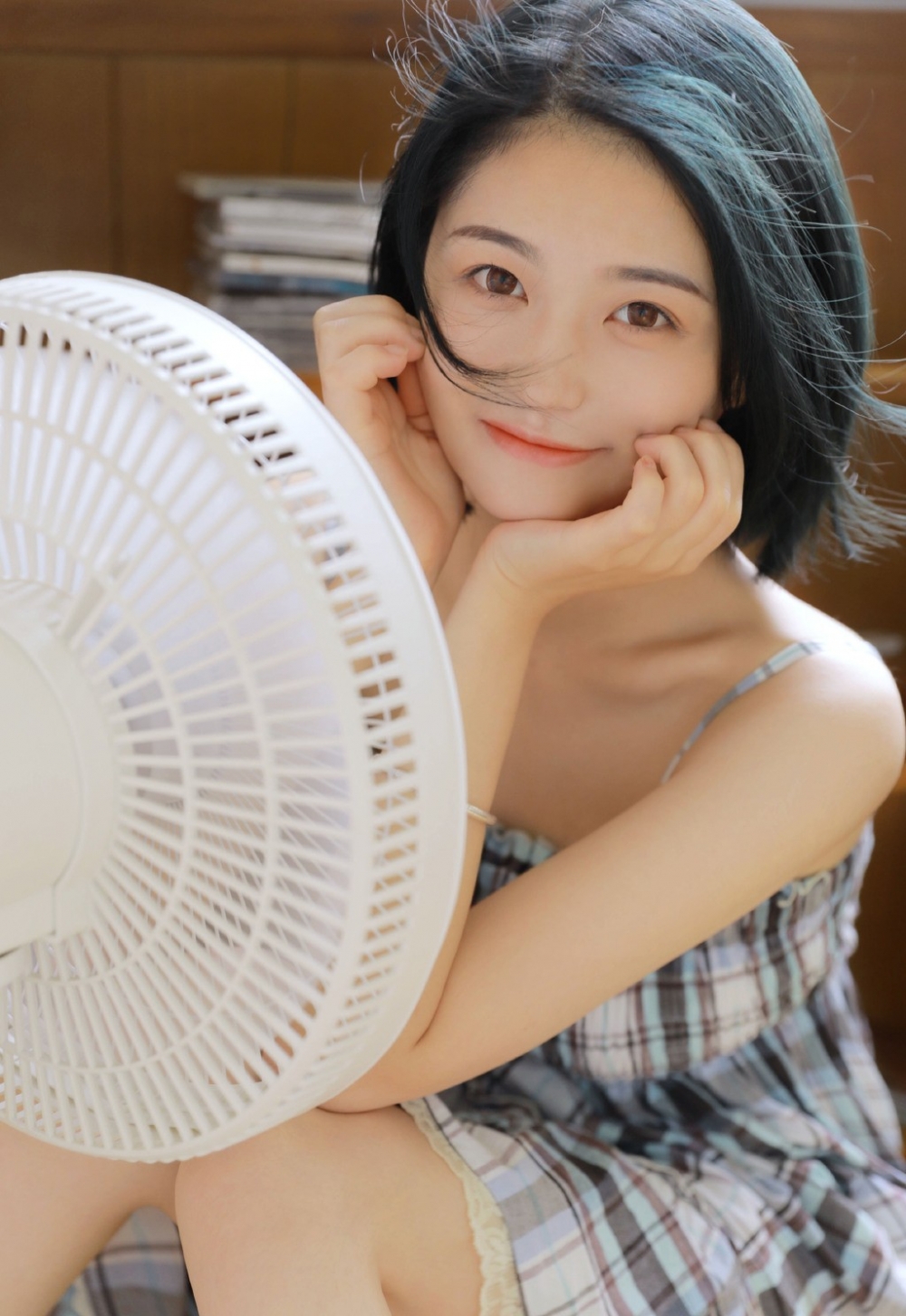 极品短发美女清凉夏日居家写真 