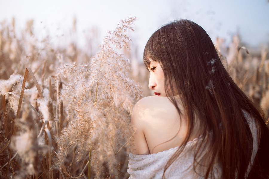 泳装小美女泳池湿身诱惑写真 