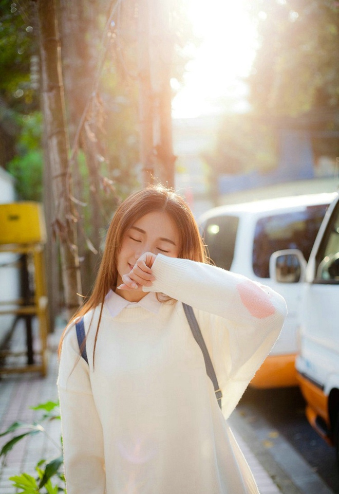 蕾丝睡衣红唇美女私房性感写真 