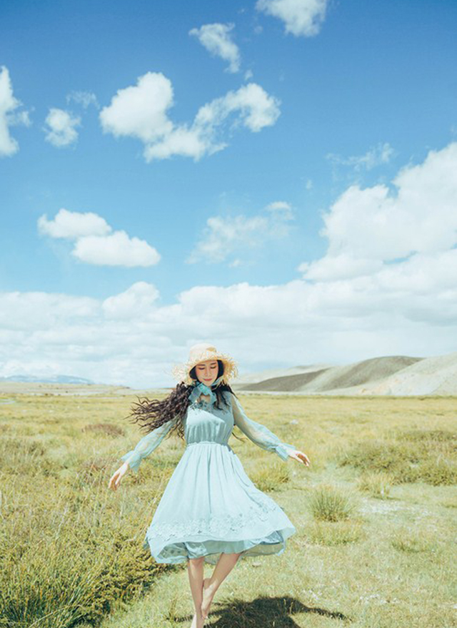 清纯美女春日泳池美臀薄纱性感写真 