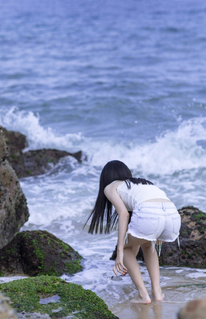 年轻女孩吊带热裤纤细苗条艺术照 