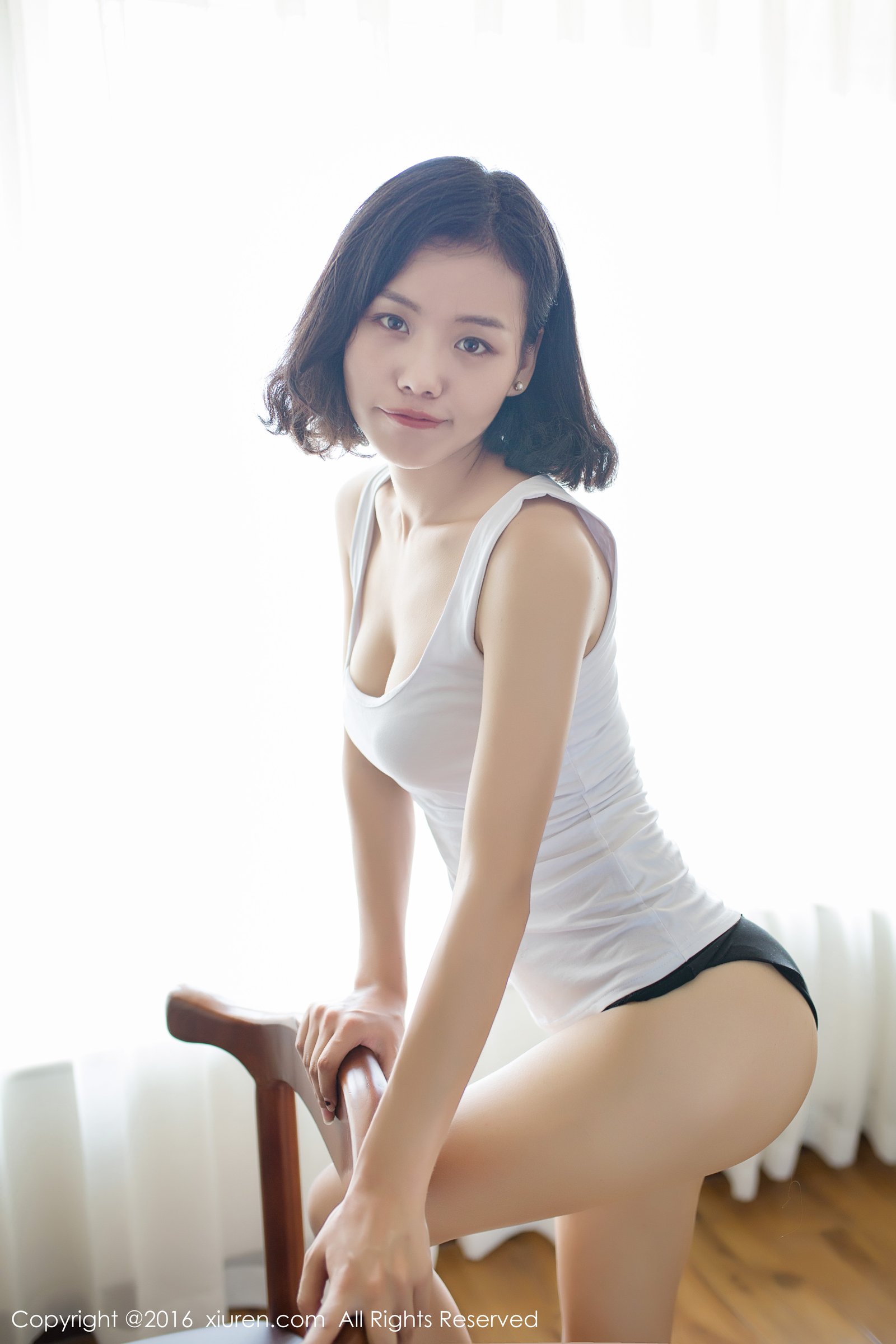 短发美女优莉Yoli居家服性感私房照 