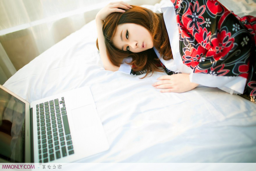 性感睡衣美女酒店床上诱人写真 