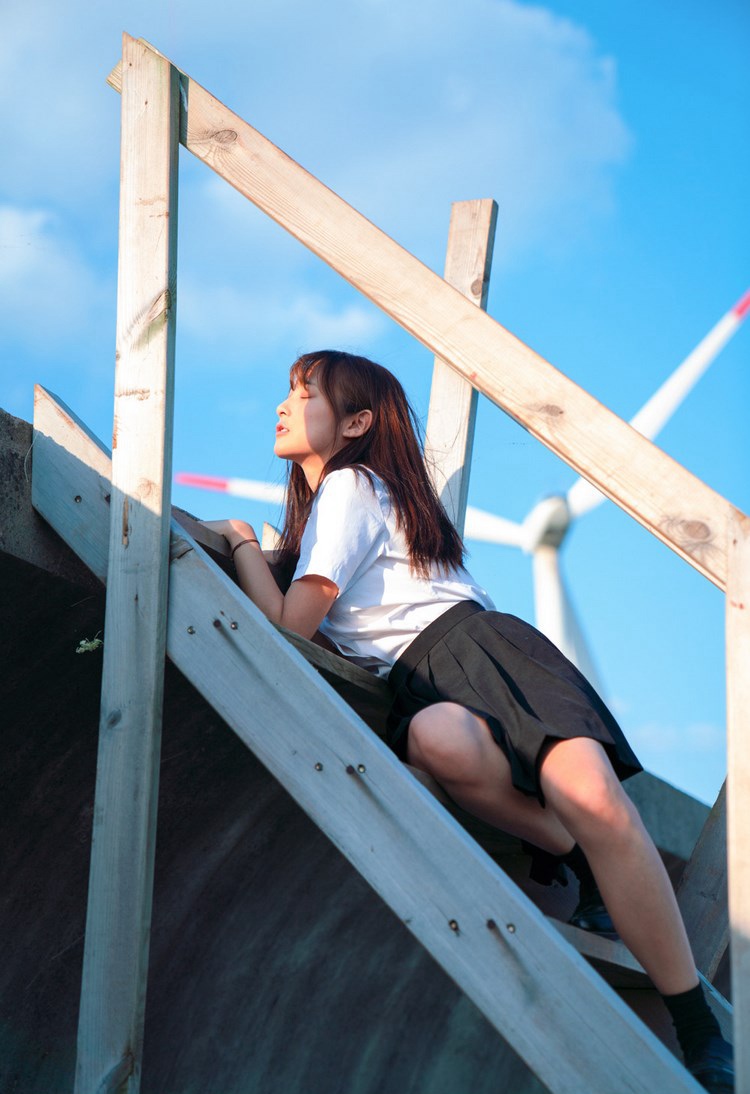 性感酥胸美女泳装户外诱人写真 