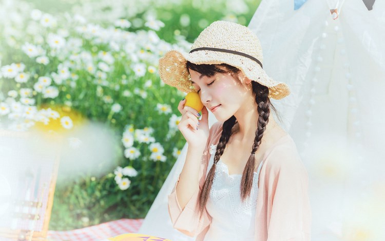 网络美女红人刘娅希泳池边嬉戏写真图片 