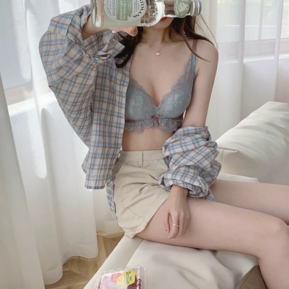 90后短发美女艾莉吊带睡衣大秀性感迷人酥胸 