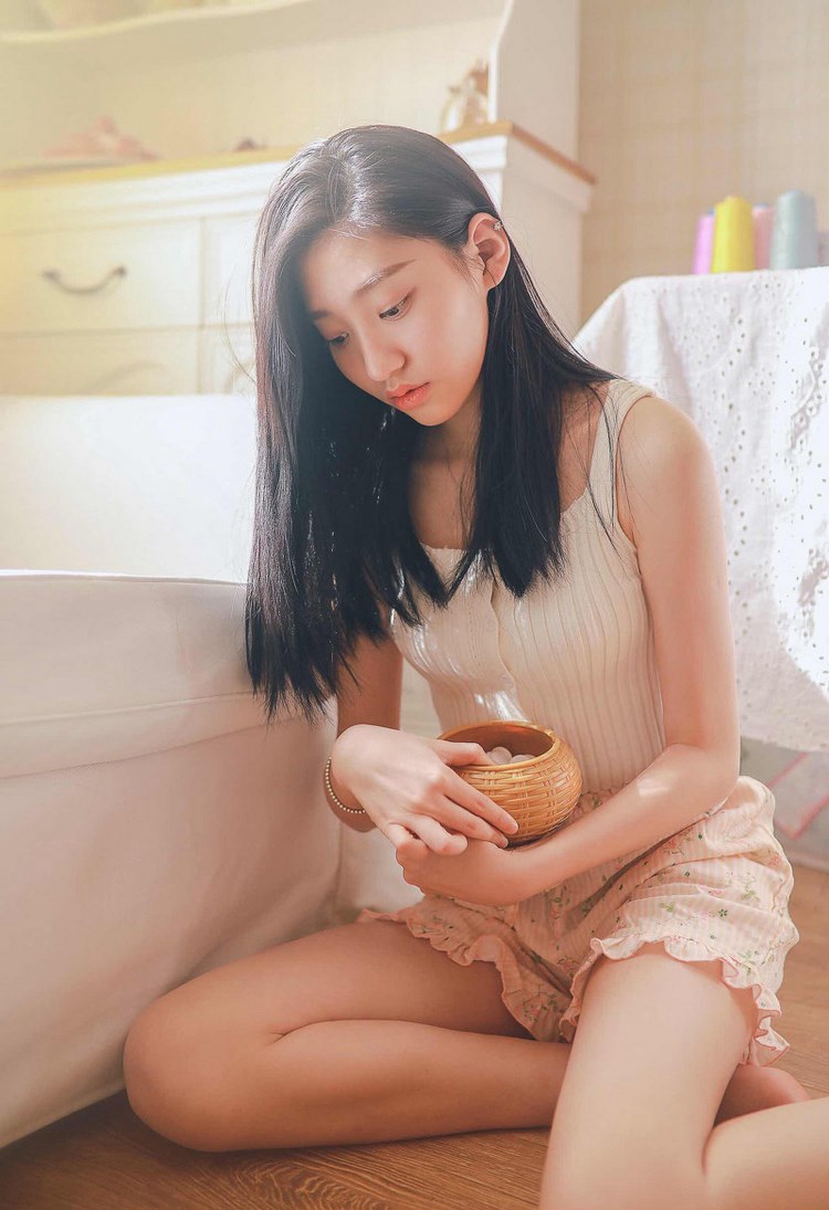 90后美胸美女艺宁性感酥胸诱惑写真 