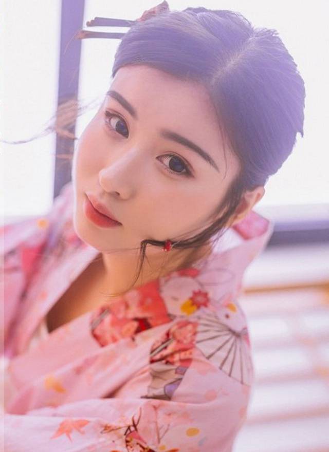 90后美女模特娇嫩红唇性感迷人 