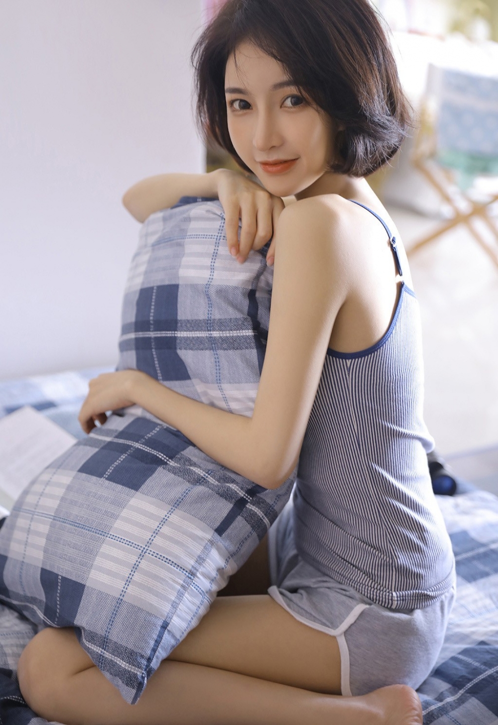 极品美女吊带套装唯美养眼写真 