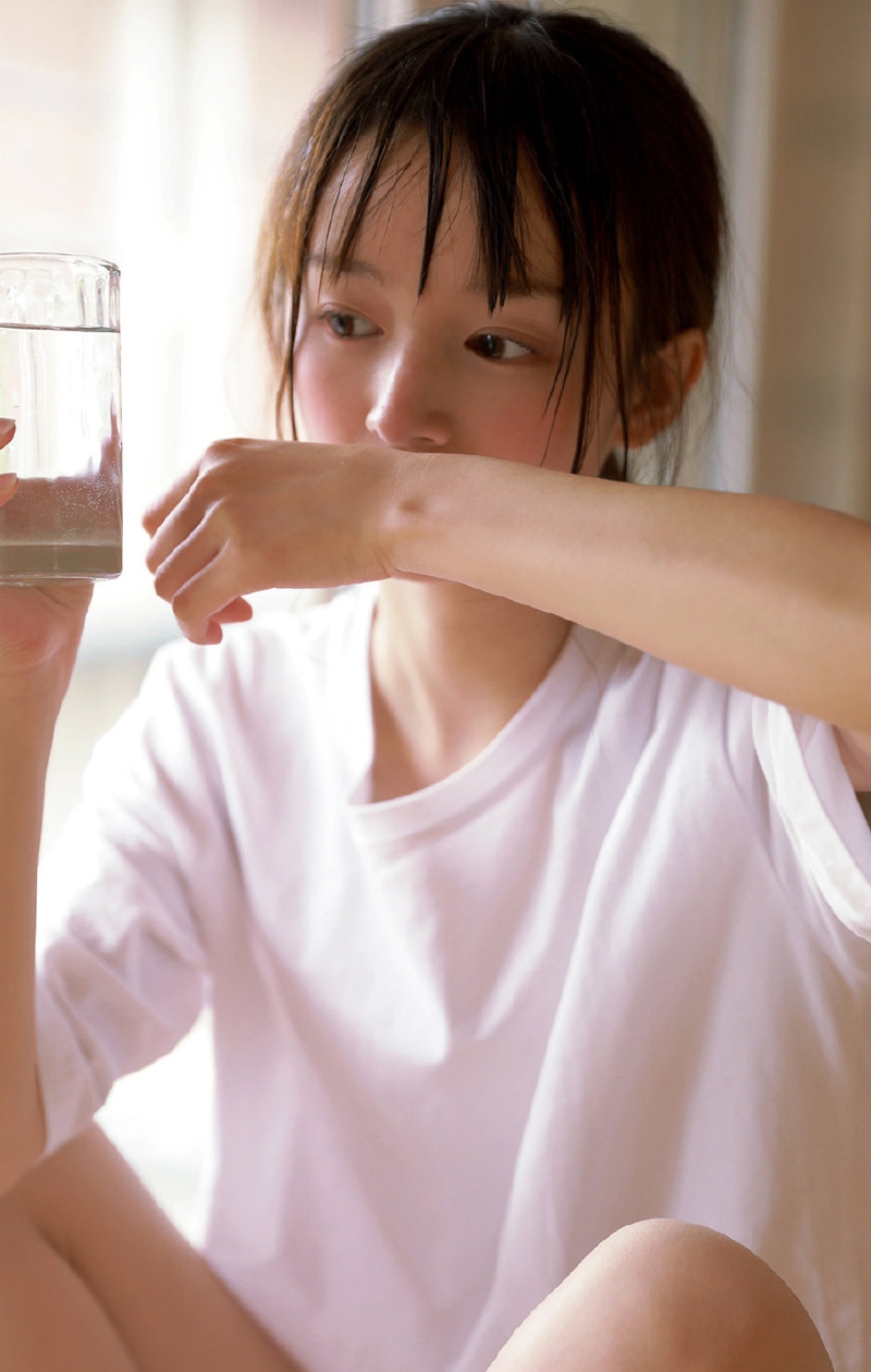 婴儿肥娃娃脸美少女青涩动人私房写真 