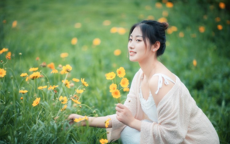 青豆女神吴娇透视短裙写真性感迷人 