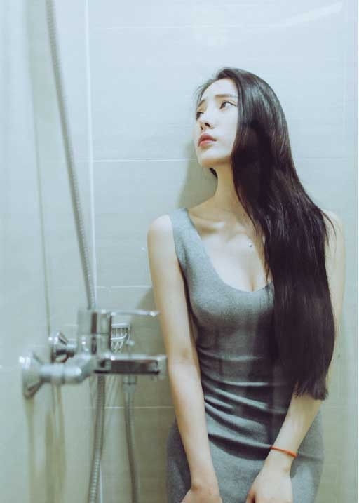 极品御姐美女红唇美乳浴室大胆湿身惹火福利写真 