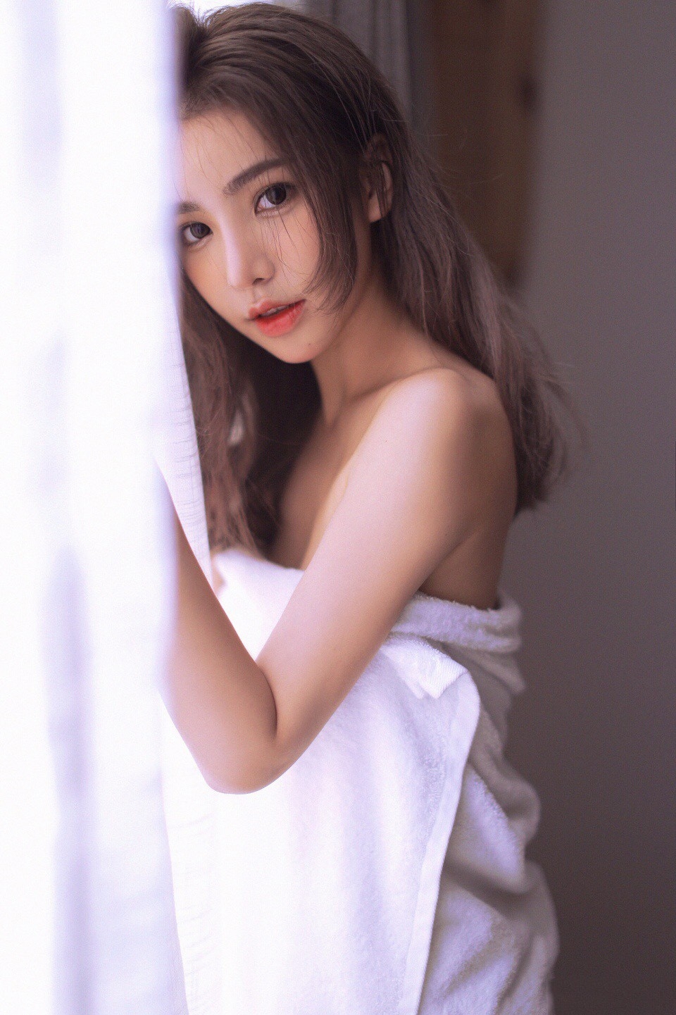 亚洲熟女房内浴袍真空大胆人体艺术写真