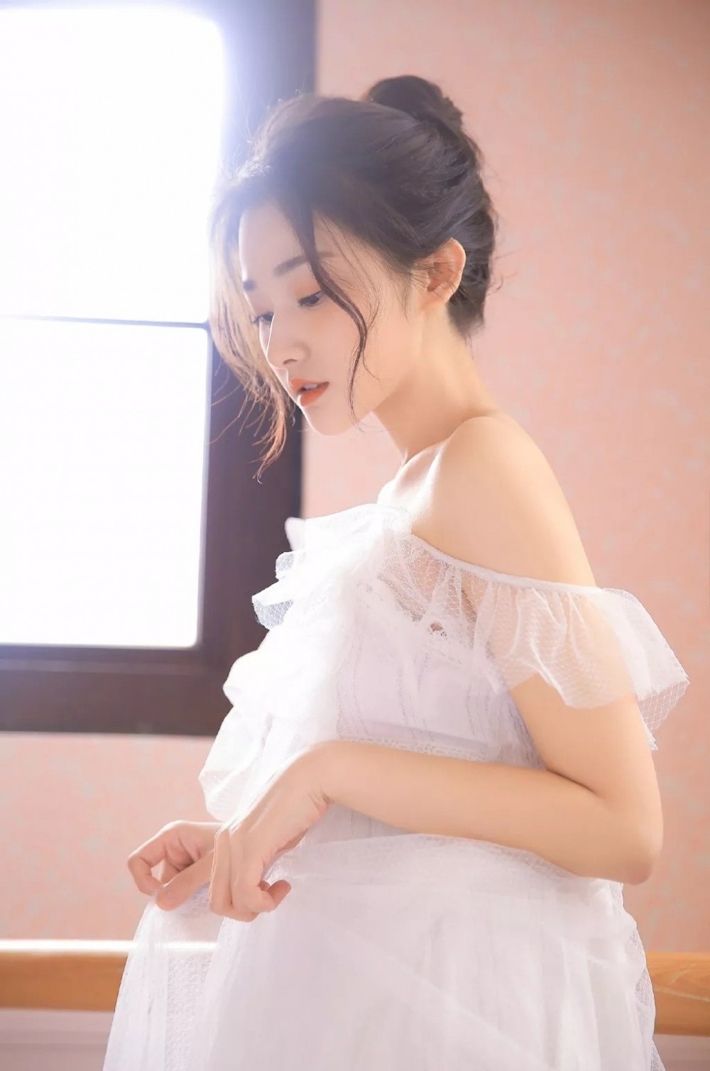 御姐型美女温婉动人撩人写真 