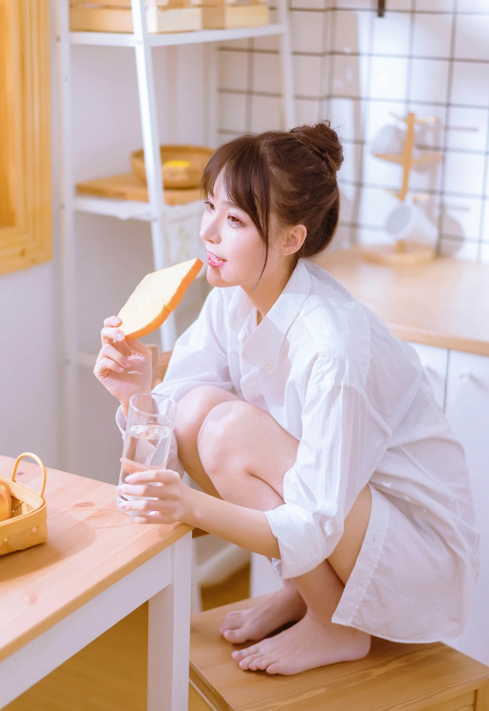 网红美女豆梓吖宽大白衣衬衫性感写真 