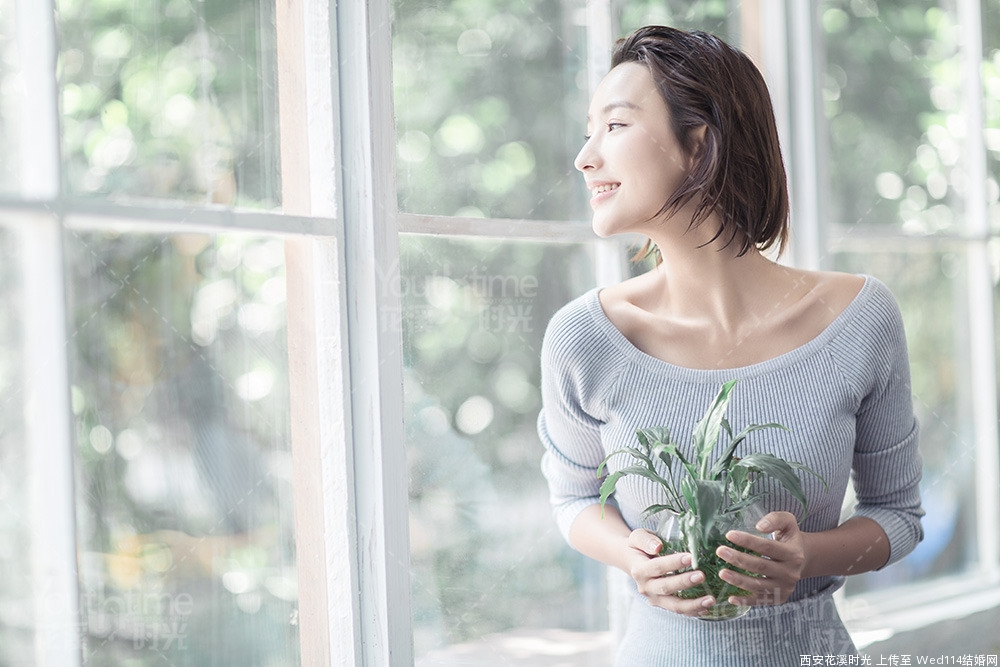 湿发美女超短裤性感写真图片 