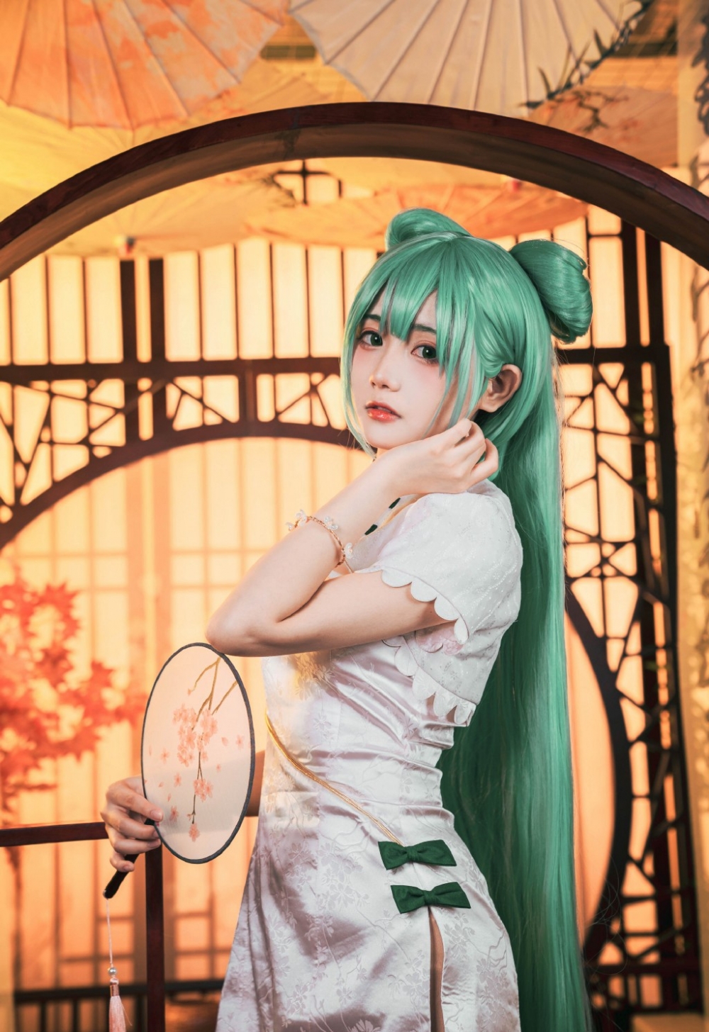 日系萌妹cosplay韶华初音未来性感开叉裙写真 