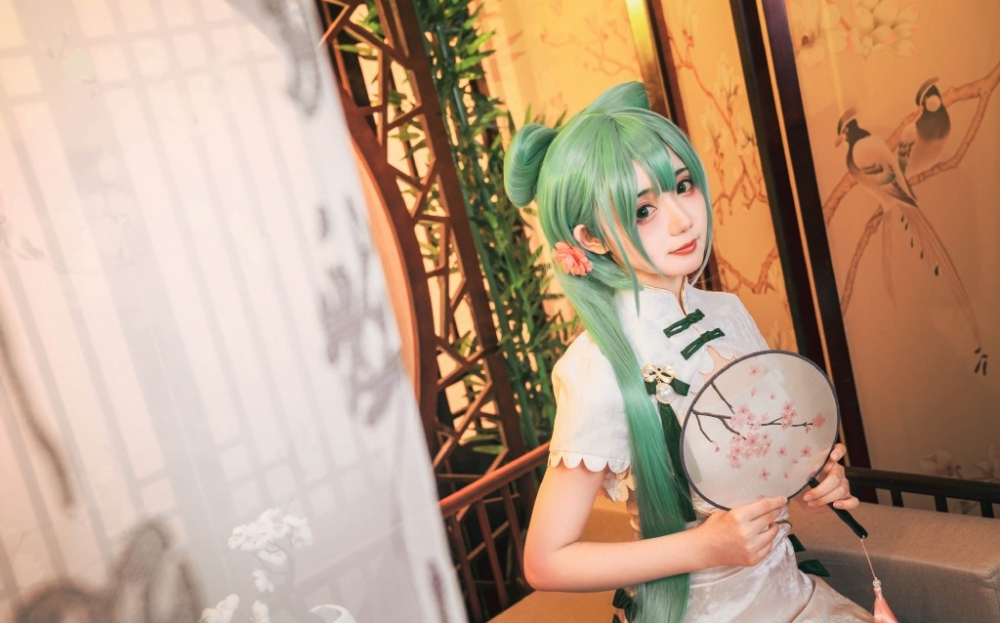 日系萌妹cosplay韶华初音未来性感开叉裙写真 