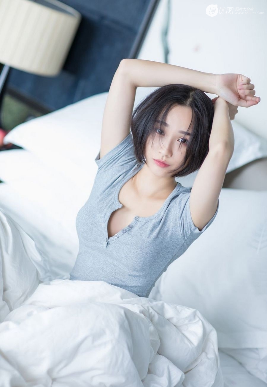 深V短袖美女私房性感写真 