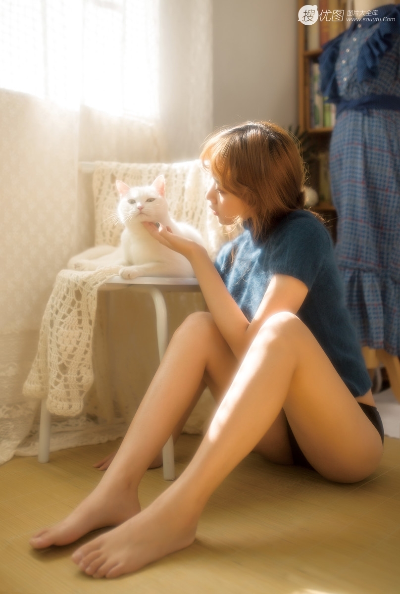 爱猫女孩居家朦胧诱人私房写真 